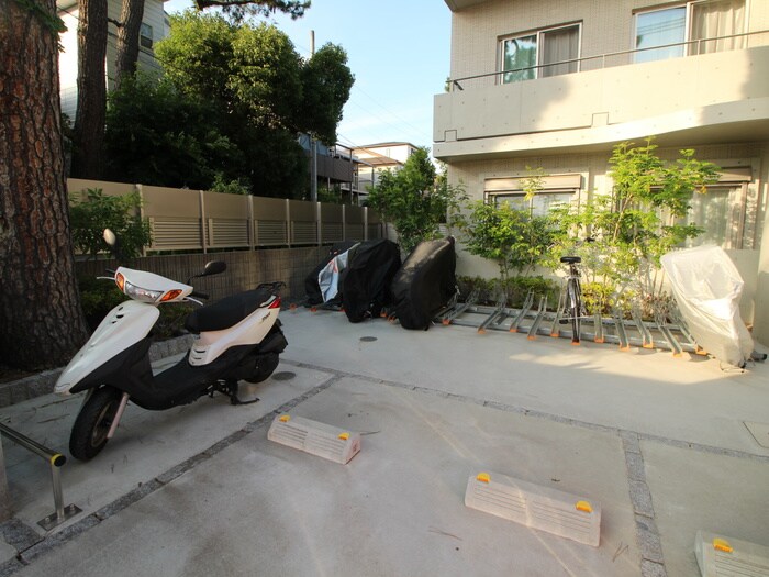 物件外観写真5　(駐輪場)