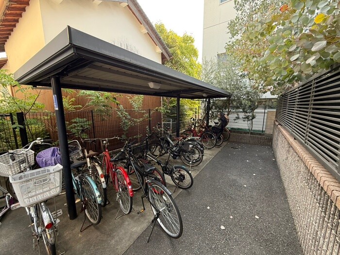 物件外観写真4　(駐輪場)