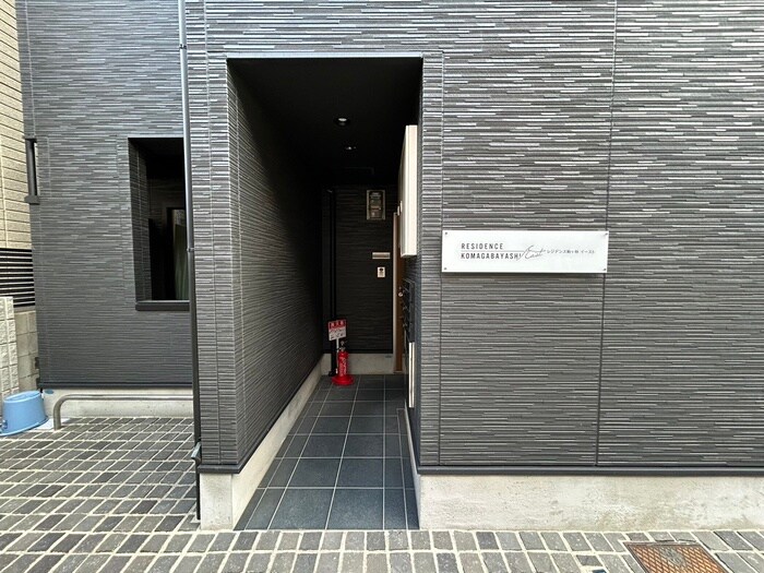 物件外観写真6　(エントランス部分)