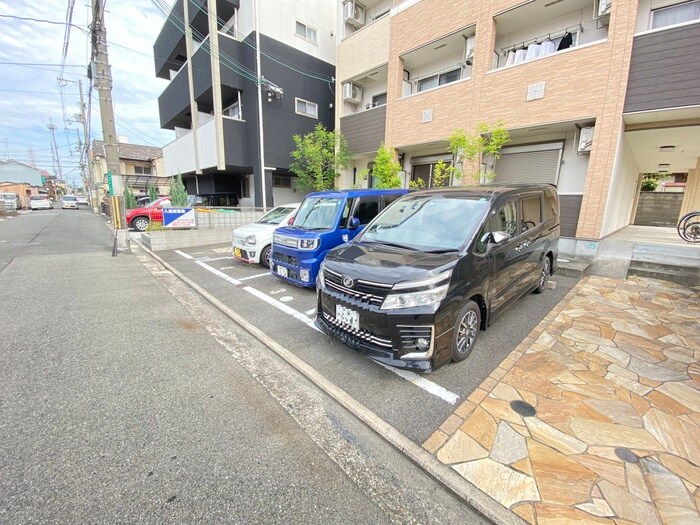 物件外観写真2　(駐車場)