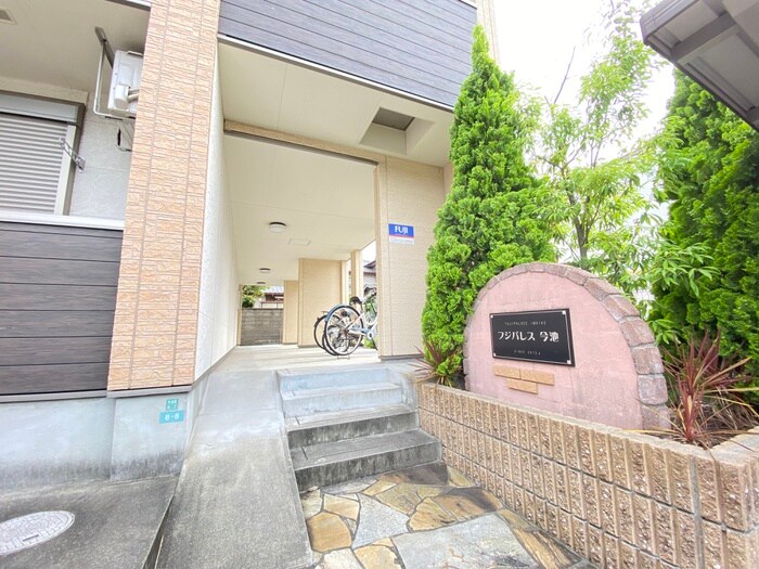 物件外観写真4　(エントランス部分)