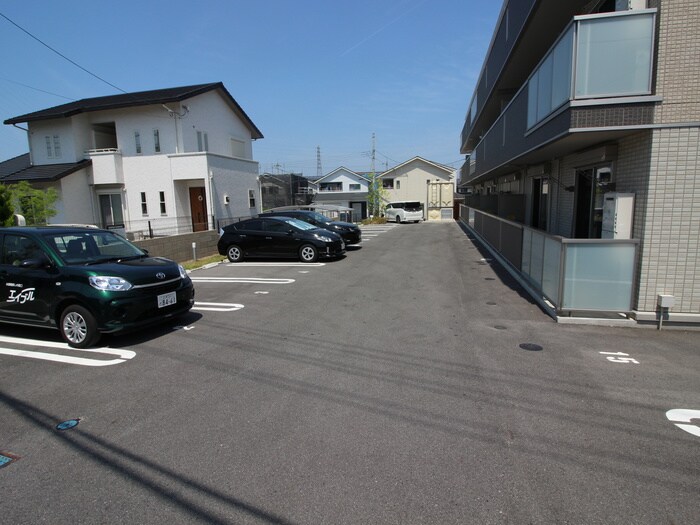 物件外観写真2　(駐車場)