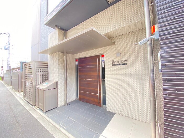 物件外観写真2　(エントランス部分)