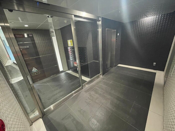 物件外観写真5　(エントランス部分)