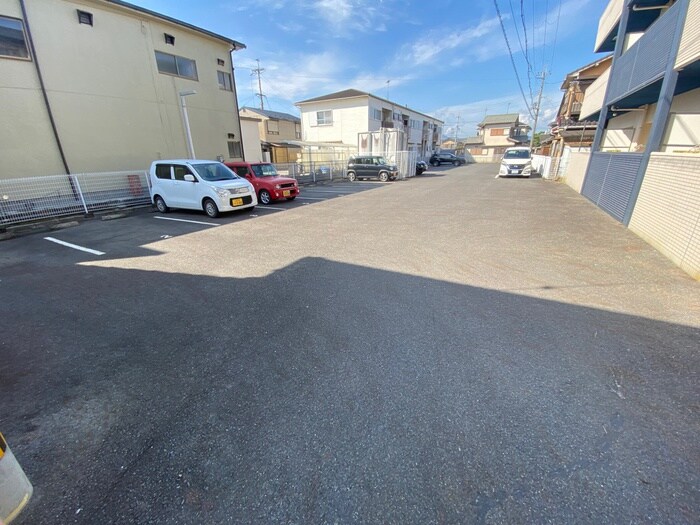 物件外観写真3　(駐車場)
