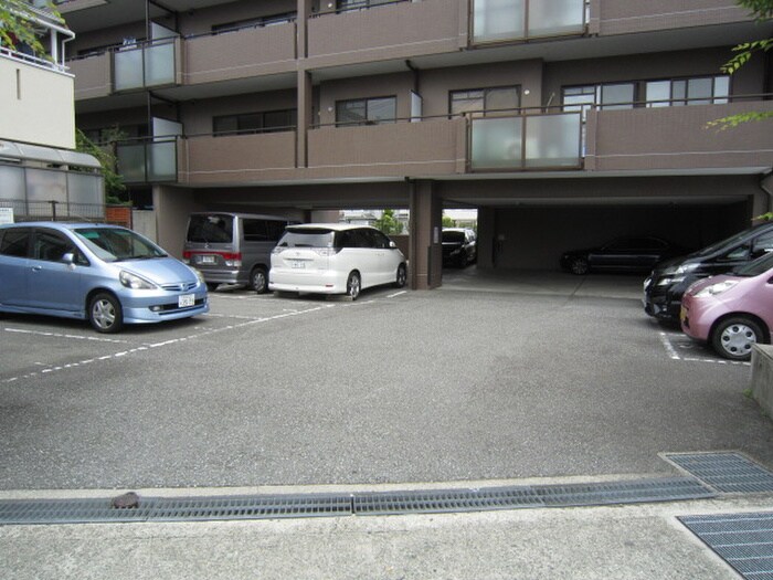 物件外観写真3　(駐車場)