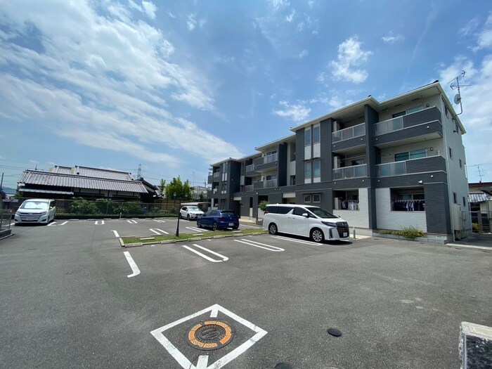 物件外観写真4　(駐車場)