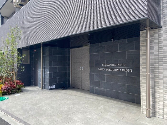 物件外観写真2　(エントランス部分)