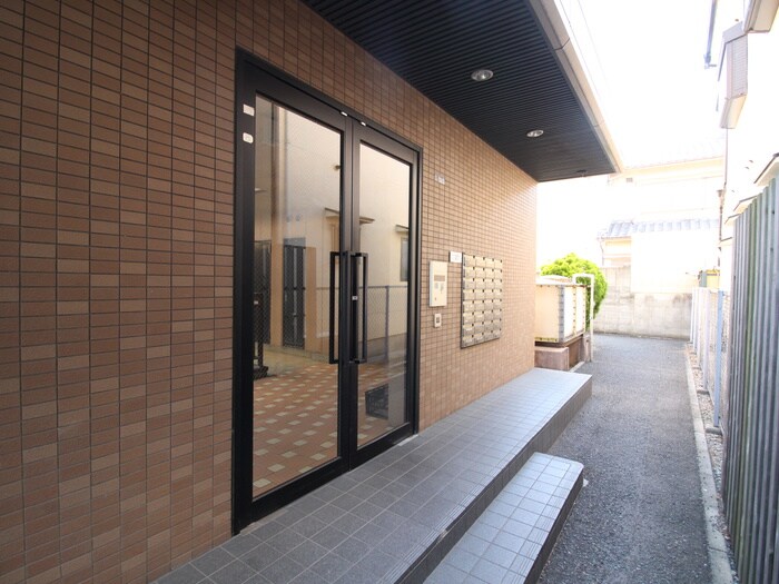 物件外観写真2　(エントランス部分)