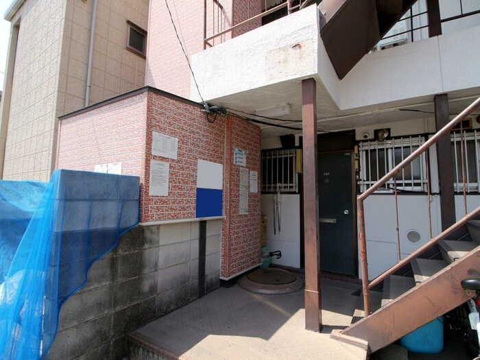 物件外観写真3　(エントランス部分)