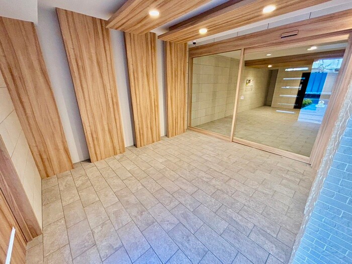 物件外観写真2　(エントランス部分)