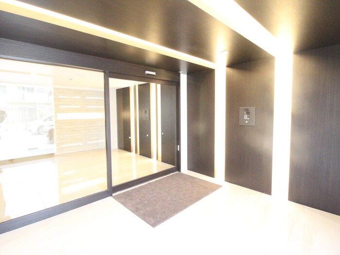 物件外観写真4　(エントランス部分)