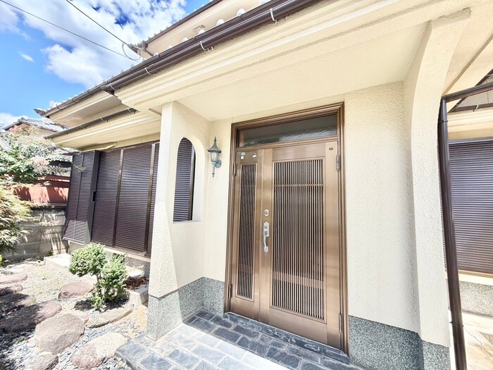 物件外観写真4　(エントランス部分)