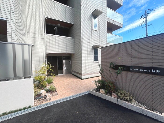 物件外観写真4　(エントランス部分)