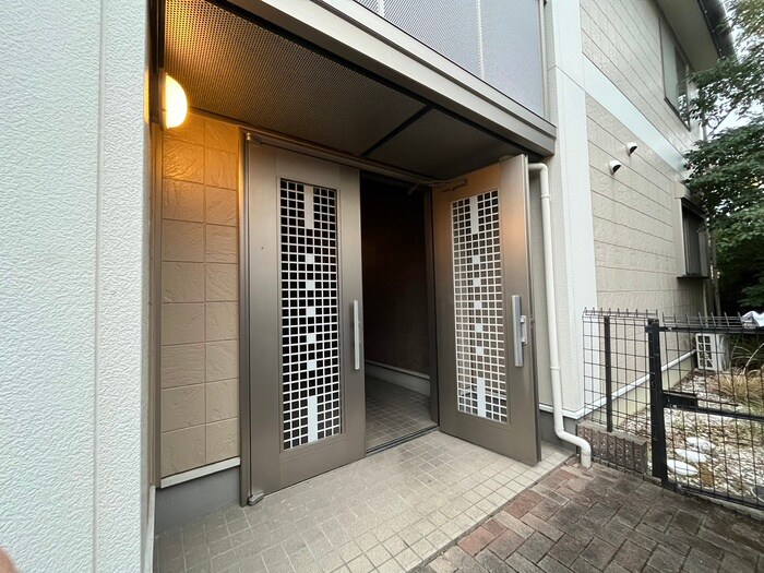 物件外観写真3　(エントランス部分)