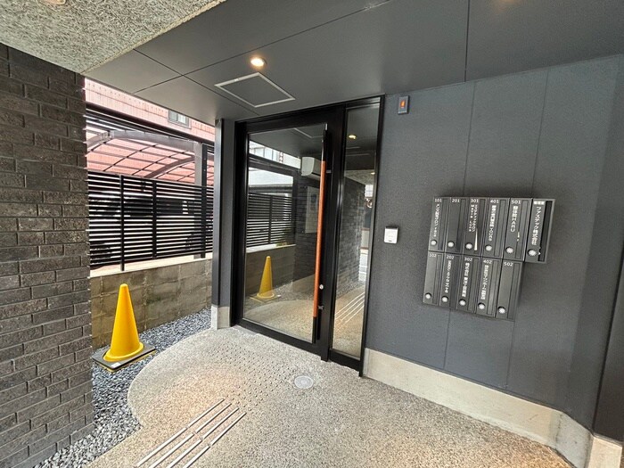 物件外観写真4　(エントランス部分)