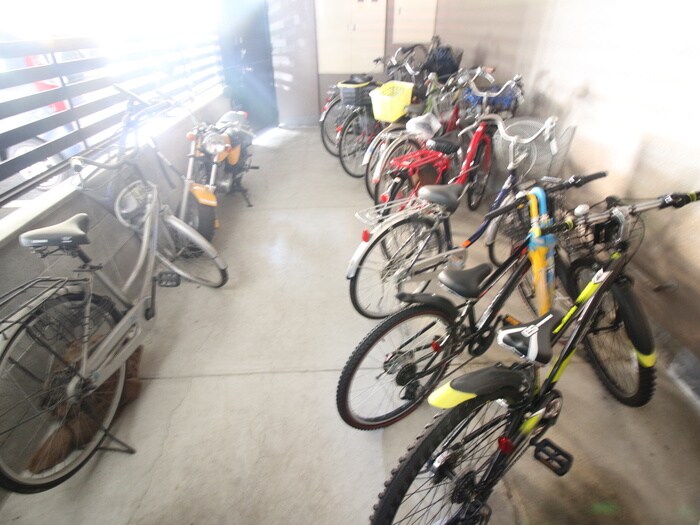 物件外観写真5　(駐輪場)