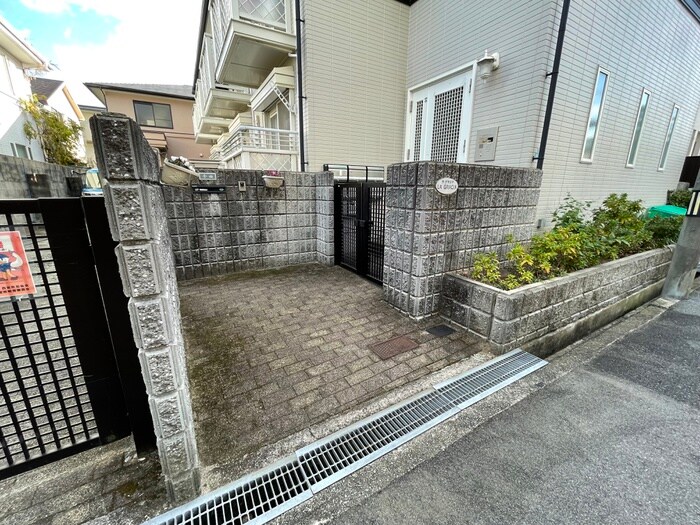 物件外観写真2　(エントランス部分)