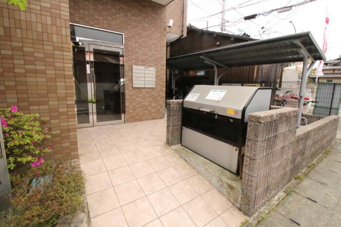 物件外観写真2　(エントランス部分)