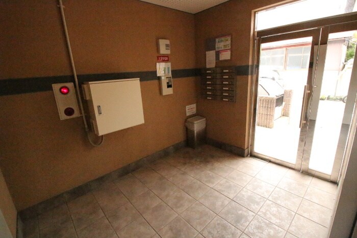 物件外観写真5　(エントランス部分)