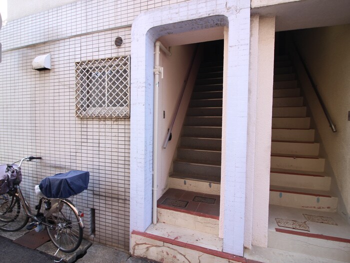 物件外観写真3　(エントランス部分)