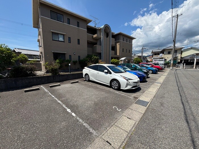 物件外観写真4　(駐車場)