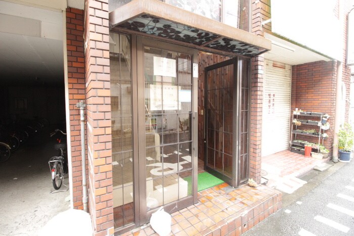 物件外観写真2　(エントランス部分)