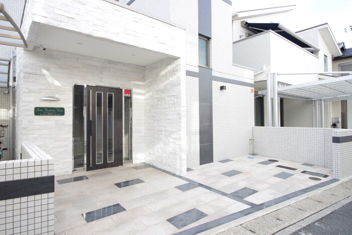 物件外観写真3　(エントランス部分)