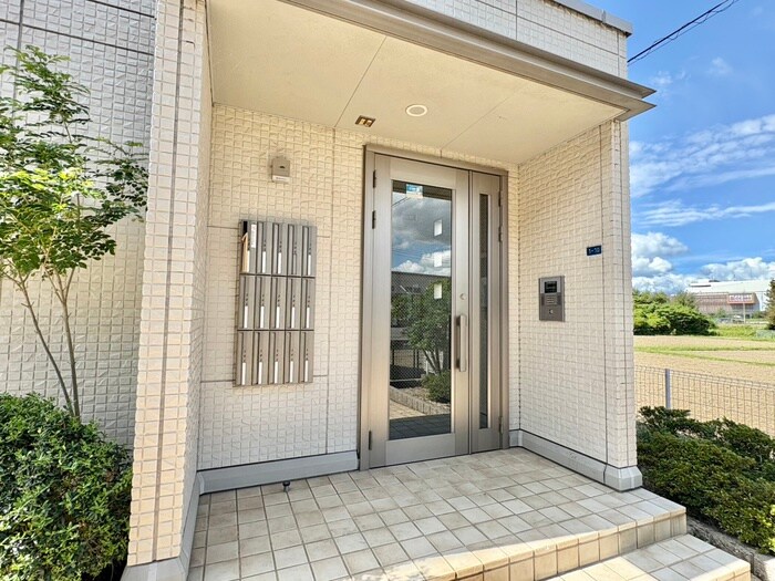 物件外観写真4　(エントランス部分)