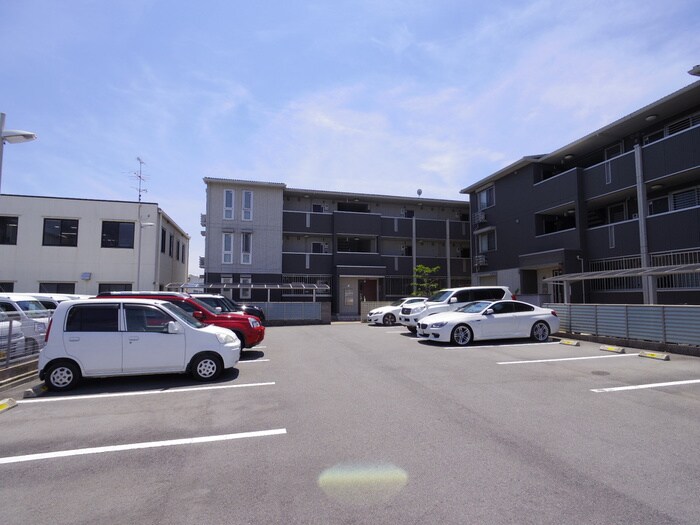 物件外観写真6　(駐車場)