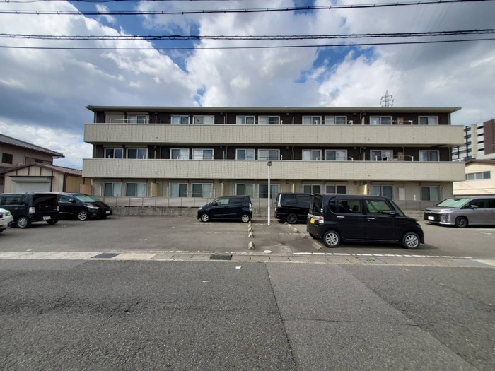 物件外観写真4　(駐車場)