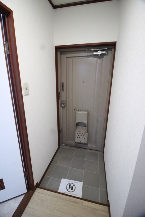 物件内観写真4　(玄関)