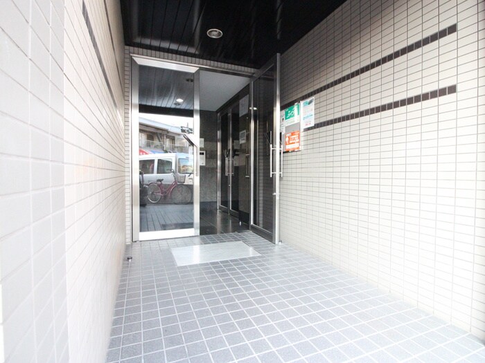 物件外観写真2　(エントランス部分)