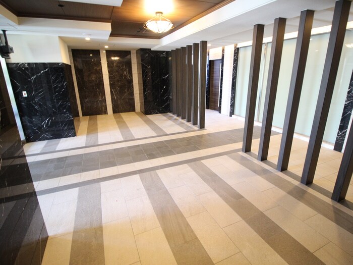 物件外観写真6　(エントランス部分)