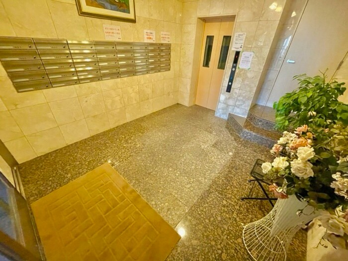 物件外観写真5　(エントランス部分)