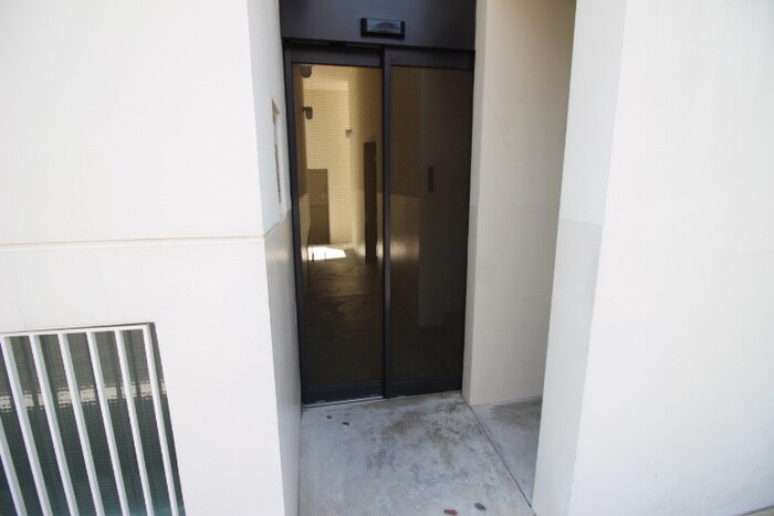 物件外観写真6　(エントランス部分)