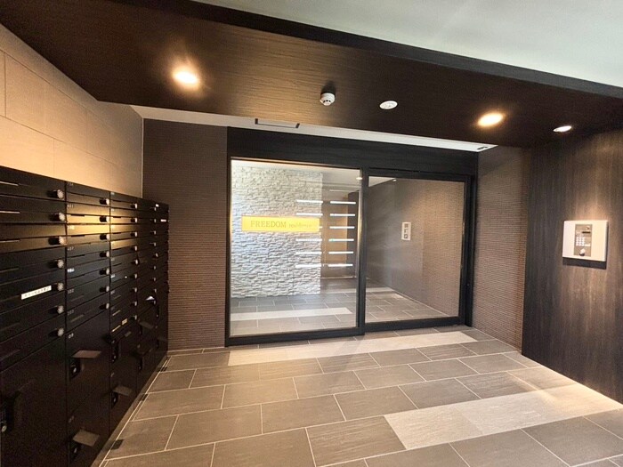 物件外観写真2　(エントランス部分)