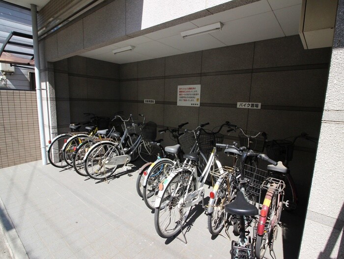 物件外観写真4　(バイク置き場)