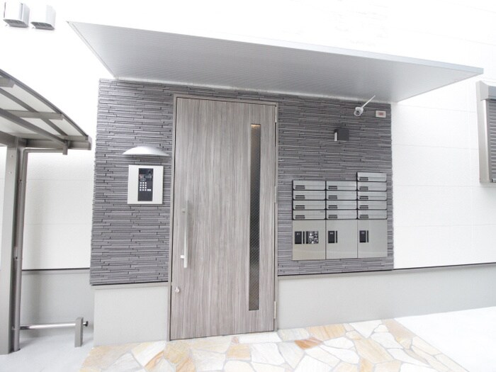 物件外観写真3　(エントランス部分)