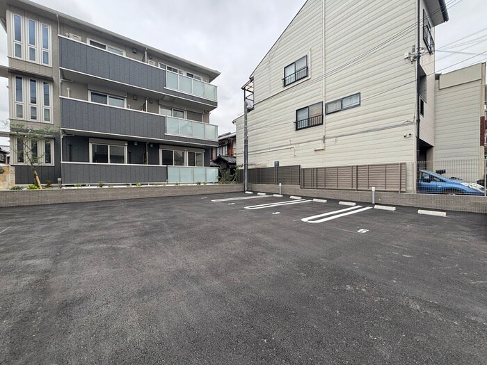 物件外観写真3　(駐車場)