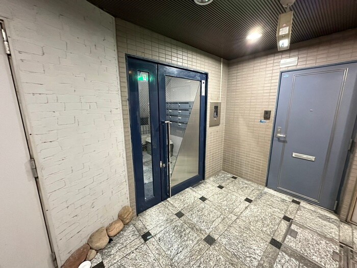 物件外観写真2　(エントランス部分)