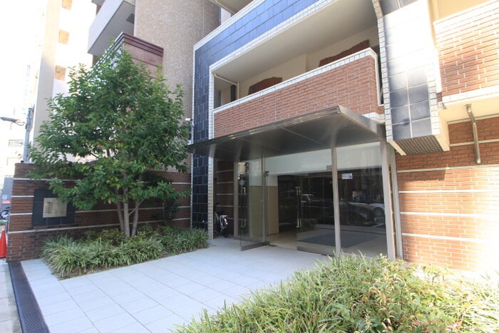 物件外観写真2　(エントランス部分)