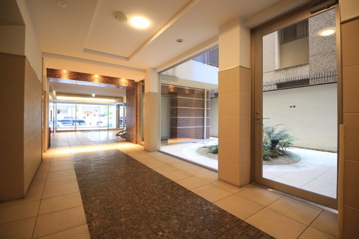 物件外観写真3　(エントランス部分)