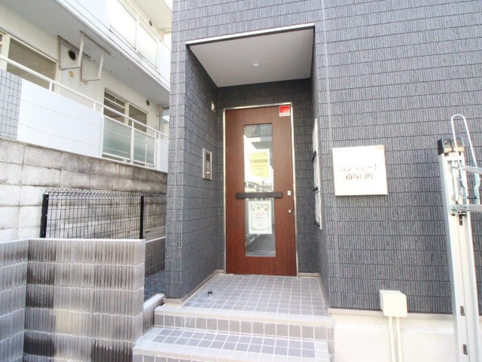 物件外観写真4　(エントランス部分)