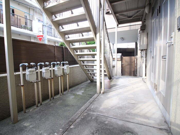 物件外観写真3　(エントランス部分)