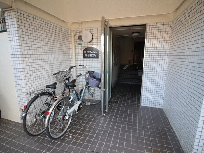 物件外観写真2　(エントランス部分)