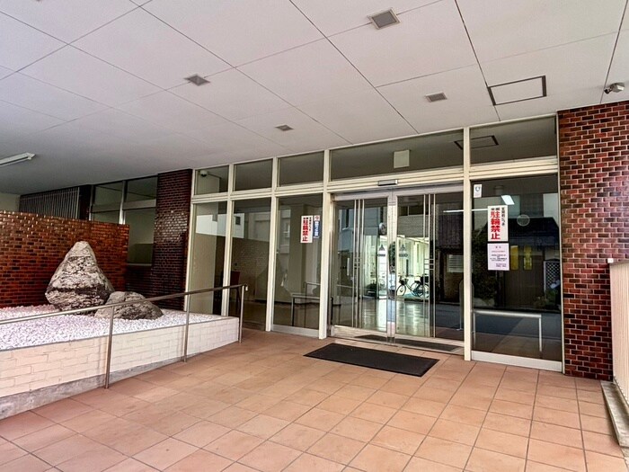 物件外観写真3　(エントランス部分)