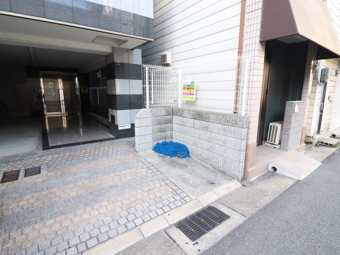 物件外観写真2　(エントランス部分)