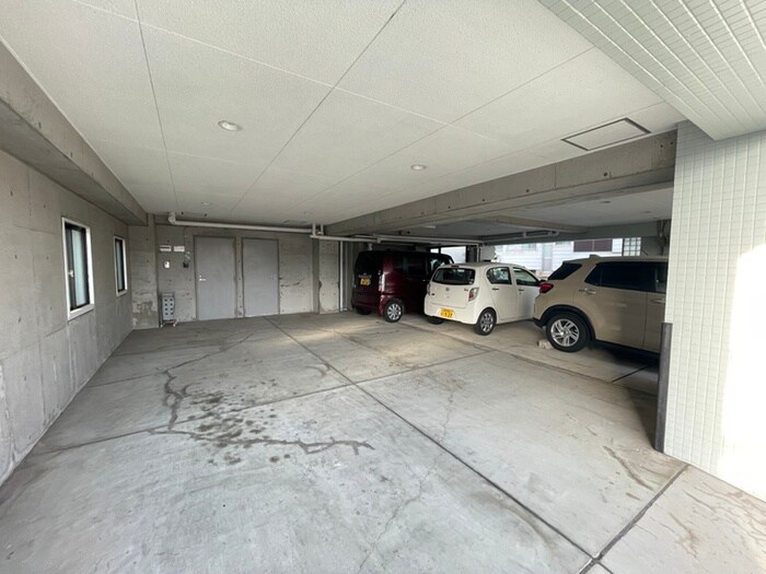 物件外観写真5　(駐車場)