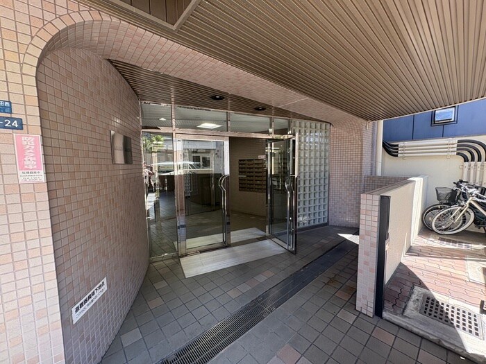 物件外観写真2　(エントランス部分)